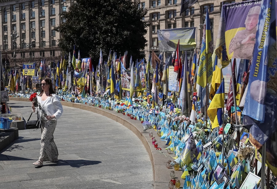 Una donna si reca in visita a un memoriale improvvisato dedicato ai militari caduti, mentre gli ucraini celebrano la Giornata degli Eroi, nel contesto dell'attacco russo all'Ucraina, a Kiev, Ucraina, il 23 maggio 2026. REUTERS/Gleb Garanich (REUTERS)