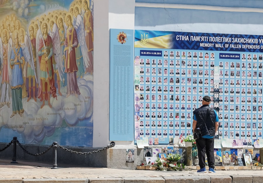 Un uomo visita il Muro della Memoria dei difensori caduti dell'Ucraina, mentre gli ucraini celebrano la Giornata degli Eroi, nel contesto dell'attacco russo all'Ucraina, a Kiev, Ucraina, il 23 maggio 2026. REUTERS/Gleb Garanich (REUTERS)