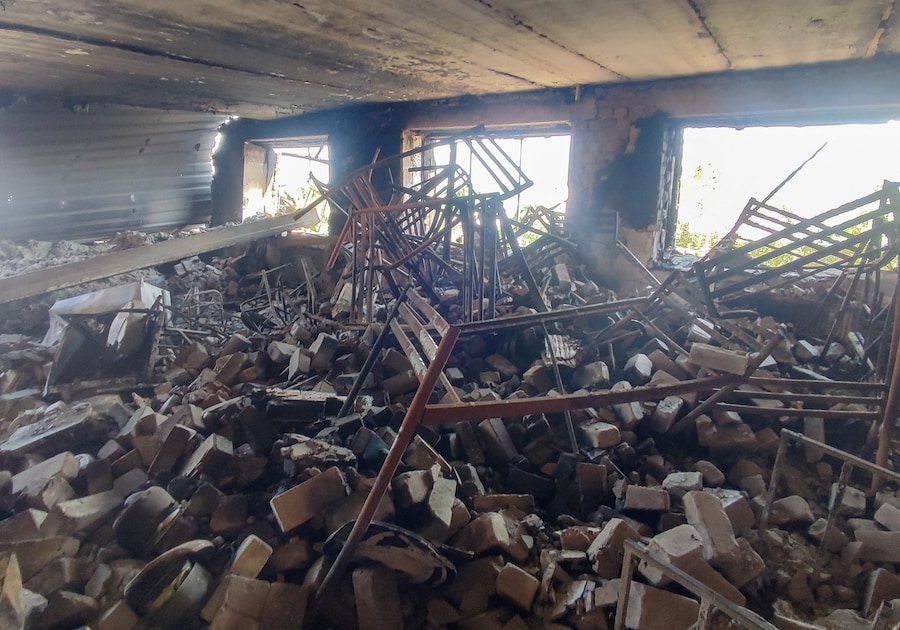 Macerie all'interno di un edificio dormitorio distrutto del Collegio di Starobilsk dell'Università Pedagogica di Luhansk a seguito di un recente attacco, definito dalle autorità insediate dalla Russia come un attacco con droni ucraini, nel corso del conflitto tra Russia e Ucraina nella città di Starobilsk (Starobelsk) nella regione di Luhansk, un'area dell'Ucraina controllata dalla Russia, 23 maggio 2026. Foto scattata con un telefono cellulare. REUTERS/Pavel Klimov (REUTERS)