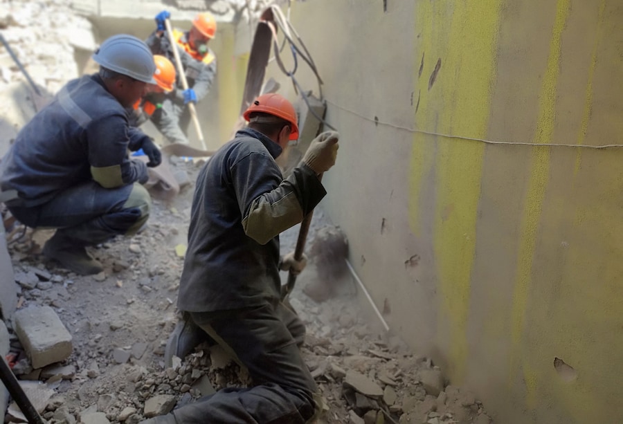 MATERIALE SENSIBILE. QUESTA IMMAGINE POTREBBE OFFENDERE O TURBARE I soccorritori rimuovono il corpo di una vittima dalle macerie di un dormitorio distrutto presso il Collegio Starobilsk dell'Università Pedagogica di Luhansk a seguito di un recente attacco, definito dalle autorità insediate dalla Russia come un attacco con droni ucraini, nel corso del conflitto Russia-Ucraina nella città di Starobilsk (Starobelsk) nella regione di Luhansk, un'area dell'Ucraina controllata dalla Russia, 23 maggio 2026. Foto scattata con un telefono cellulare. REUTERS/Pavel Klimov (REUTERS)