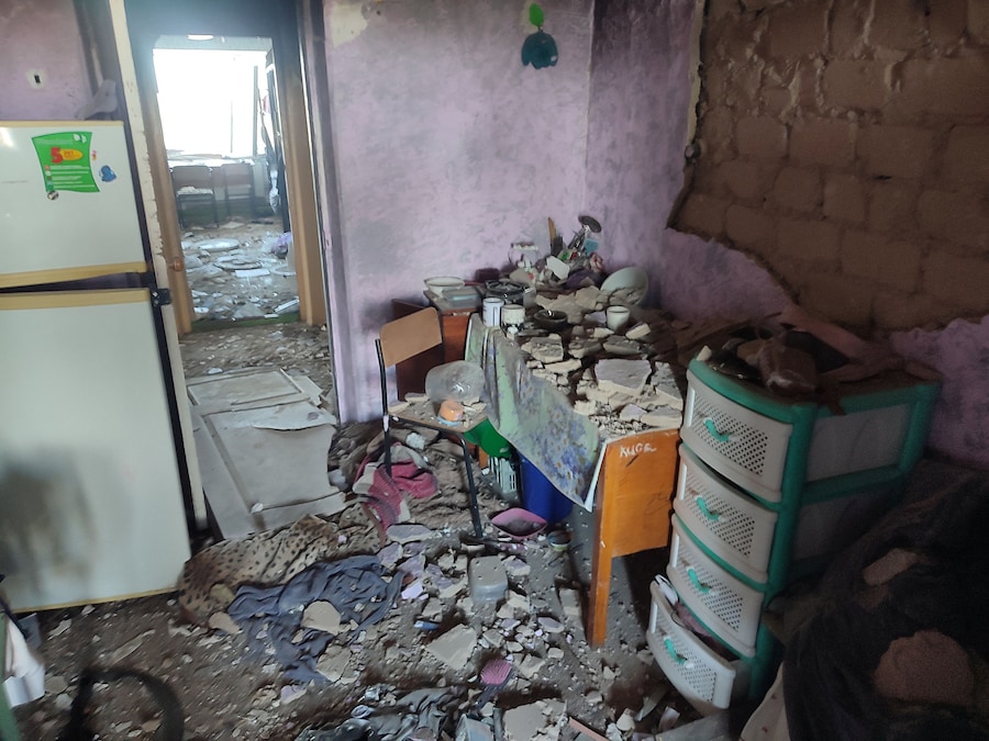 Le macerie ricoprono una stanza in un edificio del dormitorio danneggiato presso il Collegio di Starobilsk dell’Università Pedagogica di Luhansk a seguito di un recente attacco, definito dalle autorità insediate dalla Russia come un attacco con droni ucraini, nel corso del conflitto tra Russia e Ucraina nella città di Starobilsk (Starobelsk) nella regione di Luhansk, un’area dell’Ucraina controllata dalla Russia, il 23 maggio 2026. Foto scattata con un telefono cellulare. REUTERS/Pavel Klimov (REUTERS)