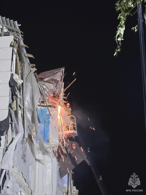 Un fotogramma tratto da un video diffuso dal Ministero delle Emergenze russo il 23 maggio 2026 mostra i soccorritori al lavoro sul luogo di un edificio del dormitorio universitario danneggiato a seguito di un presunto attacco con droni ucraini a Starobilsk, nella regione di Luhansk. Secondo le autorità russe, nell'attacco sono state uccise almeno 16 persone e decine di altre sono rimaste ferite. EPA/SERVIZIO STAMPA DEL MINISTERO RUSSO PER LE EMERGENZE (EPA)