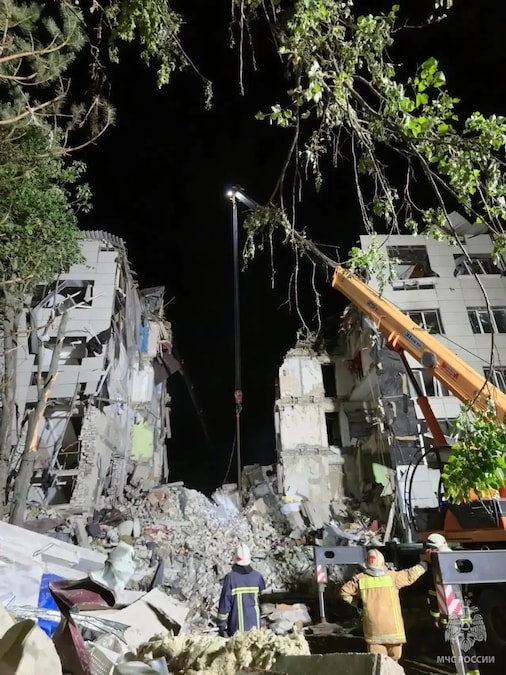 Un fotogramma tratto da un video diffuso dal Ministero delle Emergenze russo il 23 maggio 2026 mostra i soccorritori al lavoro sul luogo di un edificio del dormitorio universitario danneggiato a seguito di un presunto attacco con droni ucraini a Starobilsk, nella regione di Luhansk. Secondo le autorità russe, nell'attacco sono state uccise almeno 16 persone e decine di altre sono rimaste ferite. EPA/SERVIZIO STAMPA DEL MINISTERO RUSSO PER LE EMERGENZE (EPA)