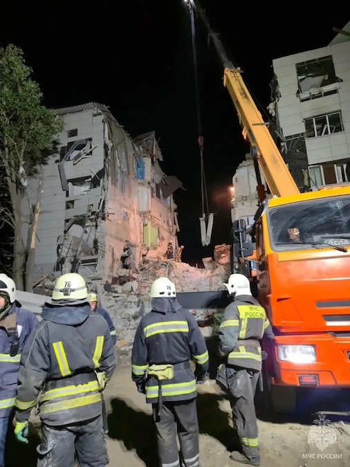 Un fotogramma tratto da un video diffuso dal Ministero delle Emergenze russo il 23 maggio 2026 mostra i soccorritori al lavoro sul luogo di un edificio del dormitorio universitario danneggiato a seguito di un presunto attacco con droni ucraini a Starobilsk, nella regione di Luhansk. Secondo le autorità russe, nell'attacco sono state uccise almeno 16 persone e decine di altre sono rimaste ferite. EPA/SERVIZIO STAMPA DEL MINISTERO RUSSO PER LE EMERGENZE (EPA)
