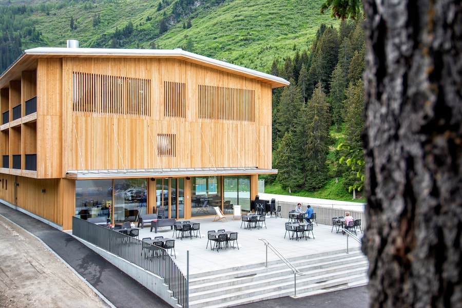 Il Campra Alpine lodge & Spa è un rifugio semplice ma di design e all’insegna della sostenibilità, adatto anche a famiglie o gruppi di amici, con le sue camere fino a sette posti e i “dormitori” da 10 posti