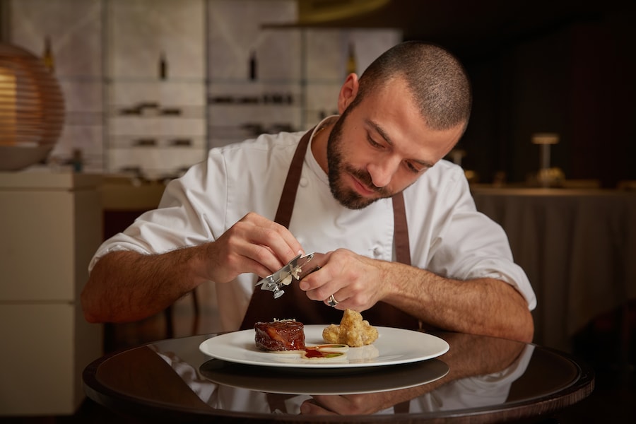 Il ristorante stellato The View Fine dining dell’hotel The View Lugano è guidato dallo chef Diego Della Schiava (che in passato ha lavorato con gli chef stellati Andrea Berton, Niko Romiti ed Emanuele Scarello)