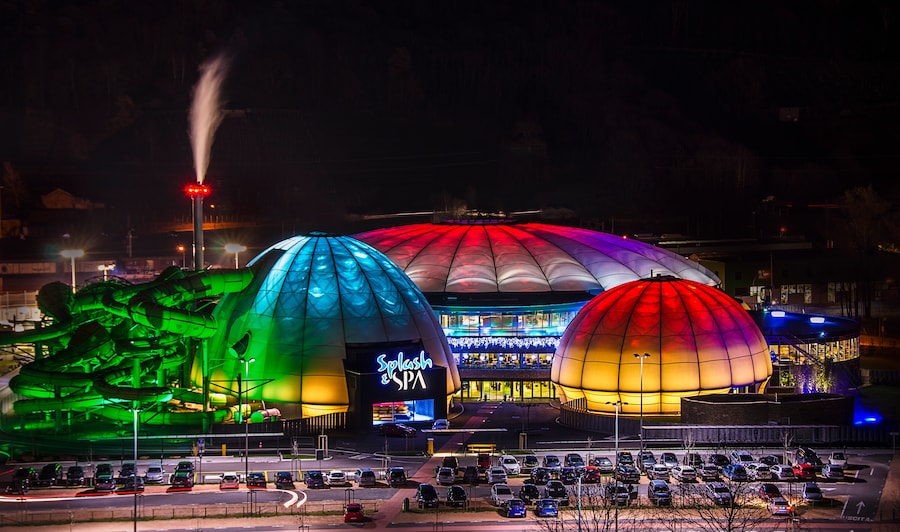 L’area Splash di Splash & Spa Tamaro è considerata uno dei migliori parchi acquatici d’Europa, con sette altissimi scivoli dotati di imbuti oscuri, con suggestivi giochi di luce e suoni, avvincenti centrifughe e tunnel per discese mozzafiato all’insegna della velocità e delle curve, su gommoni a due o quattro posti