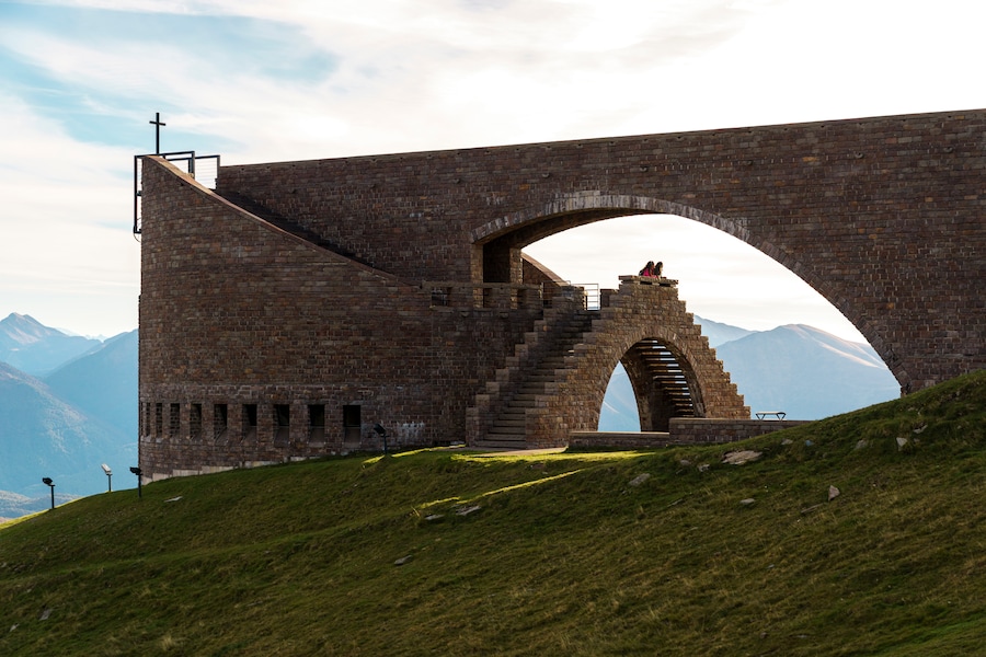 Sul monte Tamaro spicca la chiesa di Santa Maria degli angeli progettata dall’architetto Mario Botta. (Switzerland Tourism / André Meier)