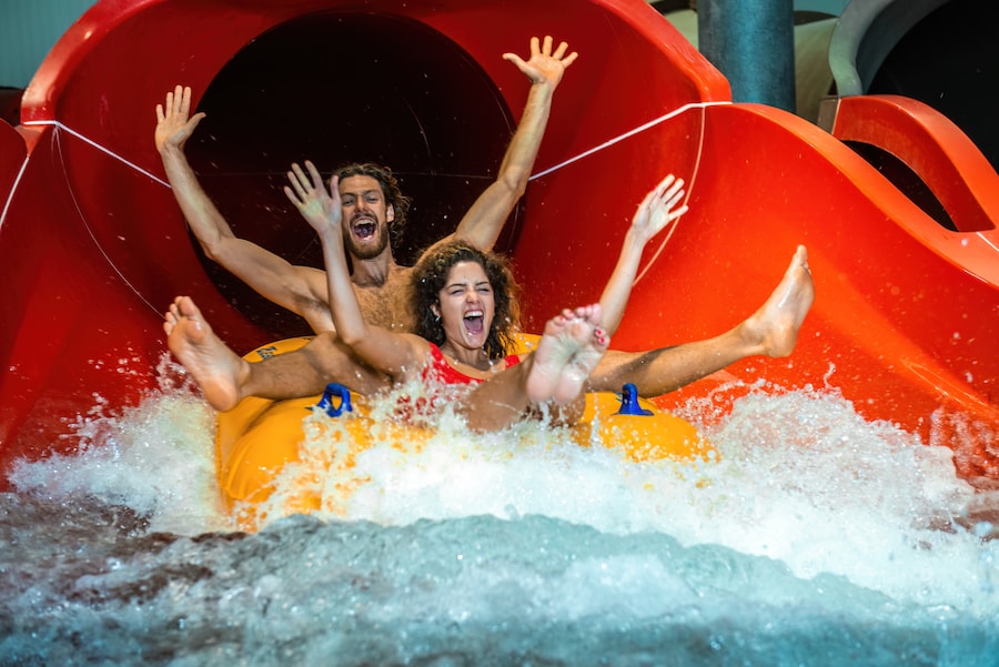 L’area Splash di Splash & Spa Tamaro è considerata uno dei migliori parchi acquatici d’Europa, con sette altissimi scivoli dotati di imbuti oscuri, con suggestivi giochi di luce e suoni, avvincenti centrifughe e tunnel per discese mozzafiato all’insegna della velocità e delle curve, su gommoni a due o quattro posti