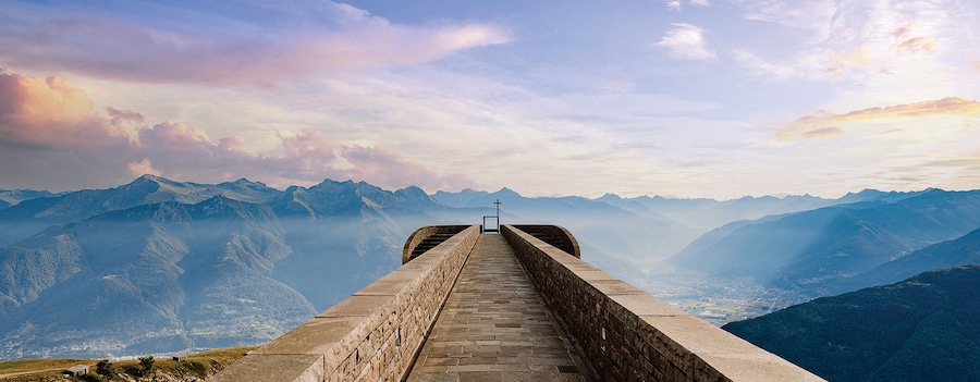 Dalla chiesa disegnata da Mario Botta su monte Tamaro si gode di una vista straordinaria