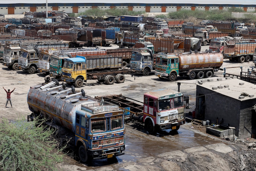 Camion parcheggiati in un'area di sosta a Gandhidham, nel Gujarat (India), il 23 maggio 2026. REUTERS/Amit Dave (REUTERS)