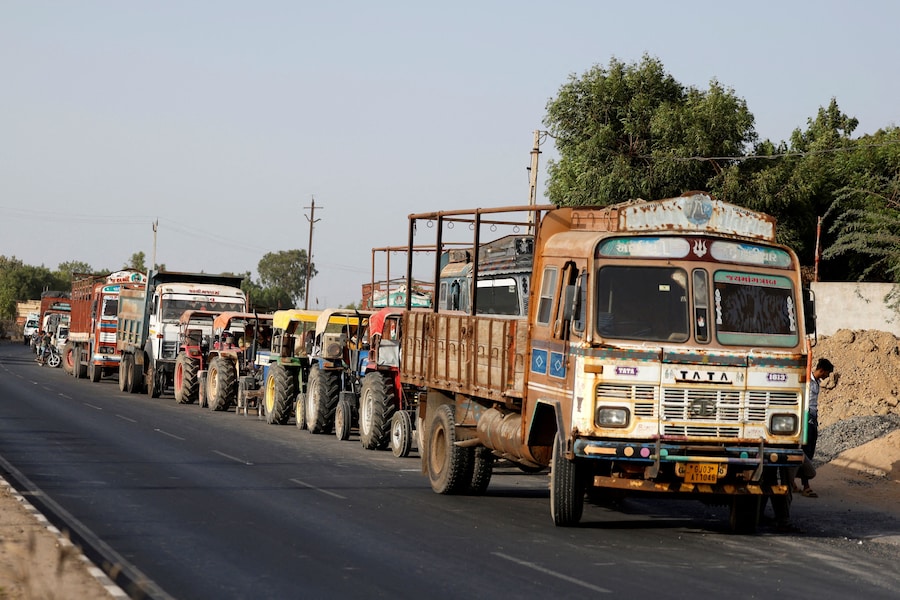 Camion e trattori fanno la fila per fare rifornimento in una stazione di servizio, mentre l'India deve affrontare l'aumento dei prezzi del petrolio a seguito della chiusura dello Stretto di Hormuz nel contesto del conflitto tra Stati Uniti, Israele e Iran, a Halvad, nel Gujarat (India), il 22 maggio 2026. REUTERS/Amit Dave (REUTERS)