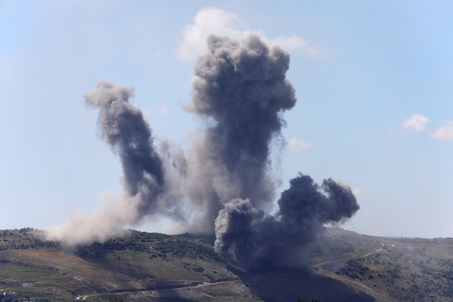 Colonne di fumo si levano dal Libano meridionale in seguito agli attacchi israeliani, come si vede da Marjayoun, Libano, il 24 maggio 2026. REUTERS/Stringer (REUTERS)