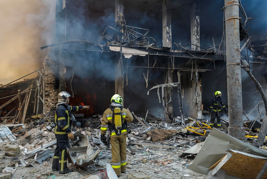 I soccorritori ucraini operano sul luogo di un attacco russo contro un centro commerciale a Kiev, in Ucraina, il 24 maggio 2026, nel contesto dell'invasione russa. Più di 600 droni e 90 missili hanno colpito diversi siti in tutta Kiev nella notte del 24 maggio, causando almeno due vittime confermate e più di 80 feriti, secondo il presidente ucraino Volodymyr Zelensky. EPA/SERGEY DOLZHENKO (EPA)