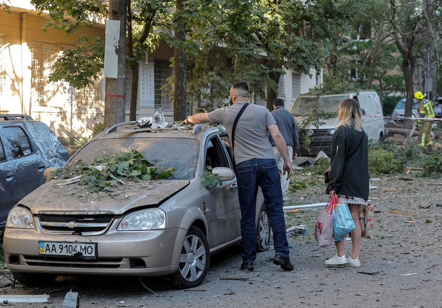 Alcuni residenti ispezionano i danni subiti da un veicolo sul luogo di un attacco russo contro un edificio residenziale a Kiev, in Ucraina, il 24 maggio 2026, nel corso dell'invasione russa. Più di 600 droni e 90 missili hanno colpito diversi siti in tutta Kiev nella notte del 24 maggio, causando almeno due vittime confermate e più di 80 feriti, secondo il presidente ucraino Volodymyr Zelensky. EPA/SERGEY DOLZHENKO (EPA)
