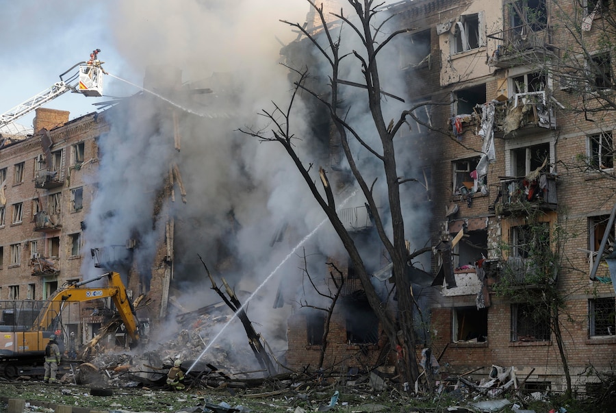 I soccorritori ucraini operano sul luogo di un attacco russo contro un edificio residenziale a Kiev, in Ucraina, il 24 maggio 2026, nel corso dell'invasione russa. Più di 600 droni e 90 missili hanno colpito diversi siti in tutta Kiev nella notte del 24 maggio, causando almeno due vittime confermate e più di 80 feriti, secondo il presidente ucraino Volodymyr Zelensky. EPA/SERGEY DOLZHENKO (EPA)
