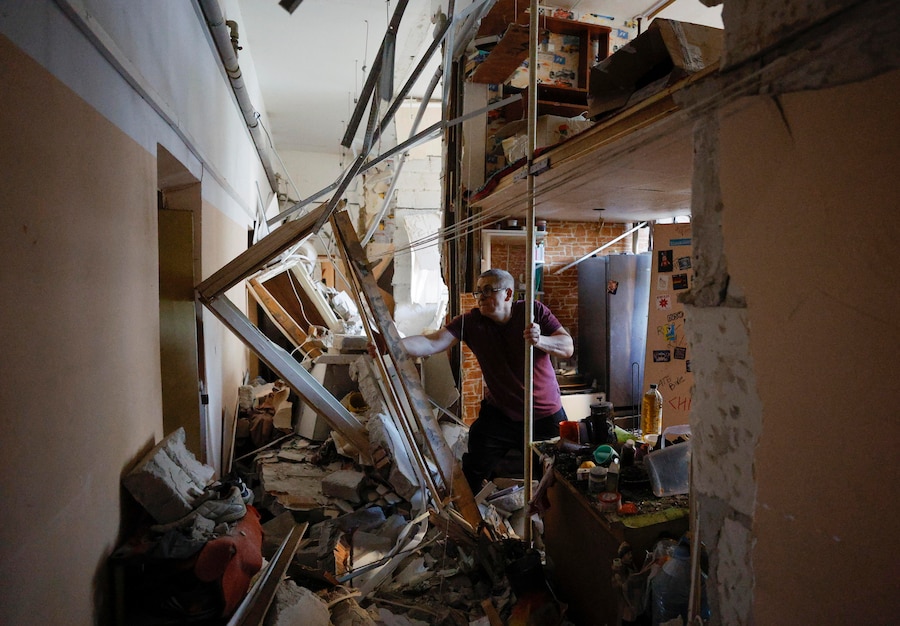 Un uomo ucraino ripulisce le macerie sul luogo di un attacco russo contro un edificio residenziale a Kiev, in Ucraina, il 24 maggio 2026, nel corso dell'invasione russa. Secondo il presidente ucraino Volodymyr Zelensky, nella notte del 24 maggio oltre 600 droni e 90 missili hanno colpito diversi obiettivi in tutta Kiev, causando numerose vittime e più di 80 feriti. EPA/SERGEY DOLZHENKO (EPA)