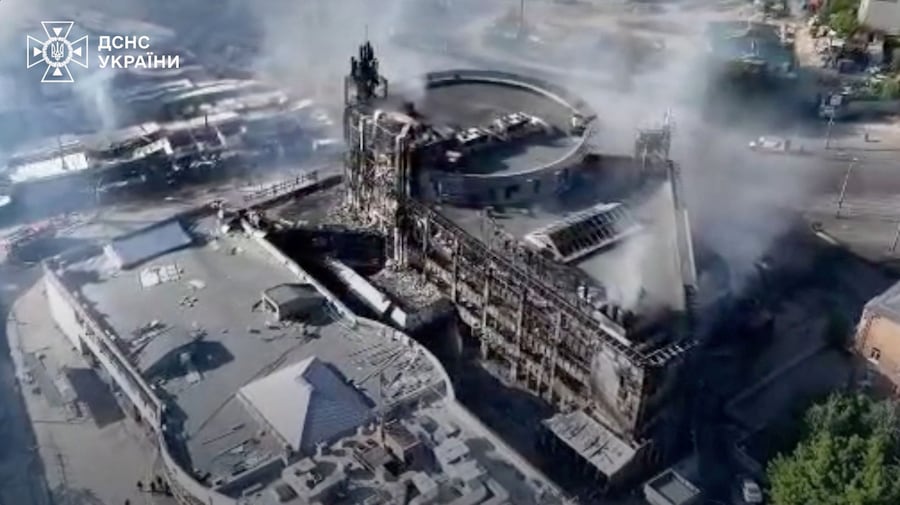 Una ripresa dal drone del fumo che sale da un edificio danneggiato in seguito a un attacco russo, nel contesto dell'offensiva russa contro l'Ucraina, a Kiev, Ucraina, il 24 maggio 2026, in questo screenshot tratto da un video diffuso dall'agenzia. Servizio statale di emergenza dell'Ucraina/Diffuso tramite REUTERS (via REUTERS)