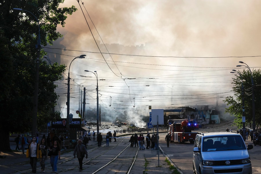 Il fumo si alza dal luogo colpito da un attacco russo contro un centro commerciale a Kiev, in Ucraina, il 24 maggio 2026, nel corso dell'invasione russa. Secondo il presidente ucraino Volodymyr Zelensky, nella notte del 24 maggio oltre 600 droni e 90 missili hanno colpito diversi obiettivi in tutta Kiev, causando almeno due vittime accertate e più di 80 feriti. EPA/SERGEY DOLZHENKO (EPA)