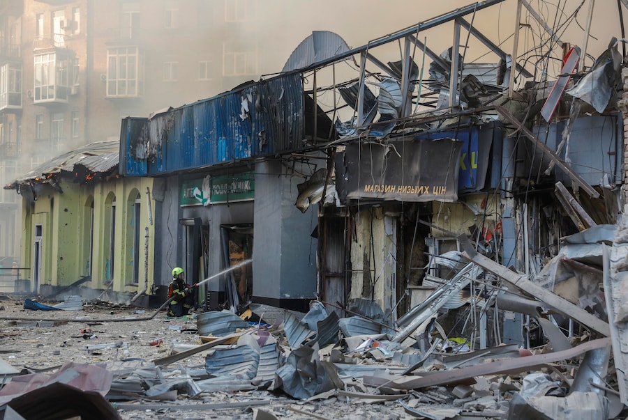 Un soccorritore ucraino al lavoro sul luogo di un attacco russo contro un centro commerciale a Kiev, in Ucraina, il 24 maggio 2026, nel corso dell'invasione russa. Più di 600 droni e 90 missili hanno colpito diversi siti in tutta Kiev nella notte del 24 maggio, causando almeno due vittime confermate e più di 80 feriti, secondo il presidente ucraino Volodymyr Zelensky. EPA/SERGEY DOLZHENKO (EPA)