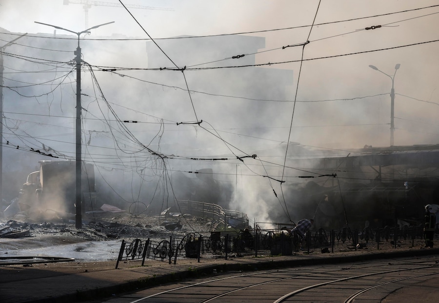 Il fumo si alza dal luogo colpito da un attacco russo contro un centro commerciale a Kiev, in Ucraina, il 24 maggio 2026, nel corso dell'invasione russa. Secondo il presidente ucraino Volodymyr Zelensky, nella notte del 24 maggio oltre 600 droni e 90 missili hanno colpito diversi obiettivi in tutta Kiev, causando almeno due vittime accertate e più di 80 feriti. EPA/SERGEY DOLZHENKO (EPA)