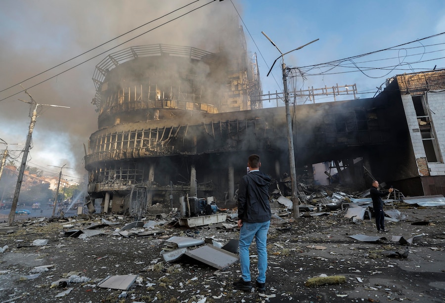 I residenti locali si trovano tra le macerie nel luogo in cui un centro commerciale di Kiev, in Ucraina, è stato colpito da un attacco russo il 24 maggio 2026, nel corso dell'invasione russa. Più di 600 droni e 90 missili hanno colpito diversi siti in tutta Kiev nella notte del 24 maggio, causando almeno due vittime confermate e più di 80 feriti, secondo il presidente ucraino Volodymyr Zelensky. EPA/SERGEY DOLZHENKO (EPA)