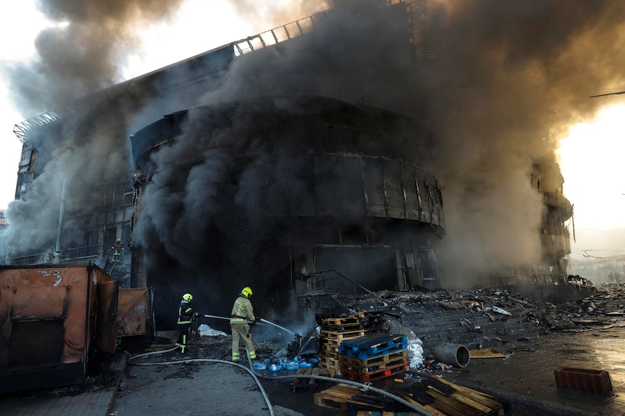Il fumo si alza mentre i soccorritori ucraini operano sul luogo di un attacco russo contro un centro commerciale a Kiev, in Ucraina, il 24 maggio 2026, nel corso dell'invasione russa. Più di 600 droni e 90 missili hanno colpito diversi siti in tutta Kiev nella notte del 24 maggio, causando almeno due vittime confermate e più di 80 feriti, secondo il presidente ucraino Volodymyr Zelensky. EPA/SERGEY DOLZHENKO (EPA)