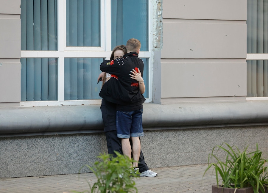 I residenti si abbracciano sul luogo di un attacco russo contro un edificio residenziale a Kiev, in Ucraina, il 24 maggio 2026, nel corso dell'invasione russa. Più di 600 droni e 90 missili hanno colpito diversi siti in tutta Kiev nella notte del 24 maggio, causando almeno due vittime confermate e più di 80 feriti, secondo il presidente ucraino Volodymyr Zelensky. EPA/SERGEY DOLZHENKO (EPA)