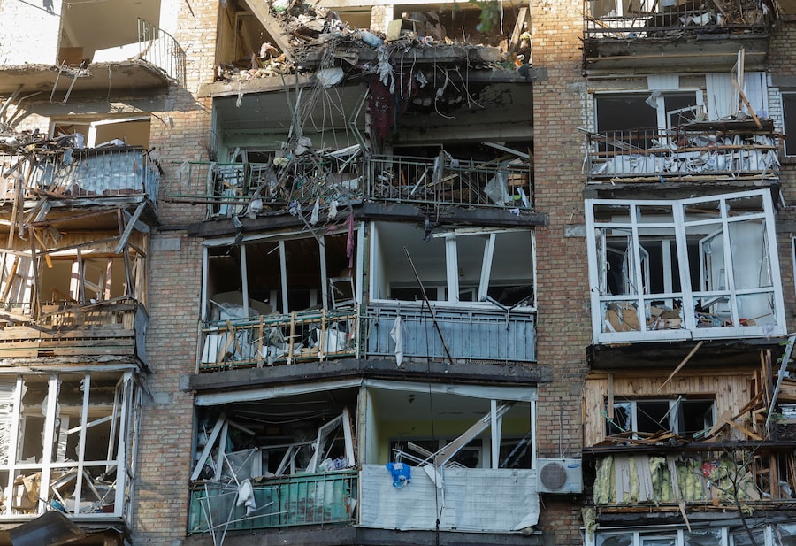 La facciata di un edificio residenziale gravemente danneggiato in seguito ai bombardamenti russi su Kiev, in Ucraina, il 24 maggio 2026, nel corso dell'invasione russa. Secondo il presidente ucraino Volodymyr Zelensky, nella notte del 24 maggio oltre 600 droni e 90 missili hanno colpito diversi obiettivi in tutta Kiev, causando almeno due vittime accertate e più di 80 feriti. EPA/SERGEY DOLZHENKO (EPA)
