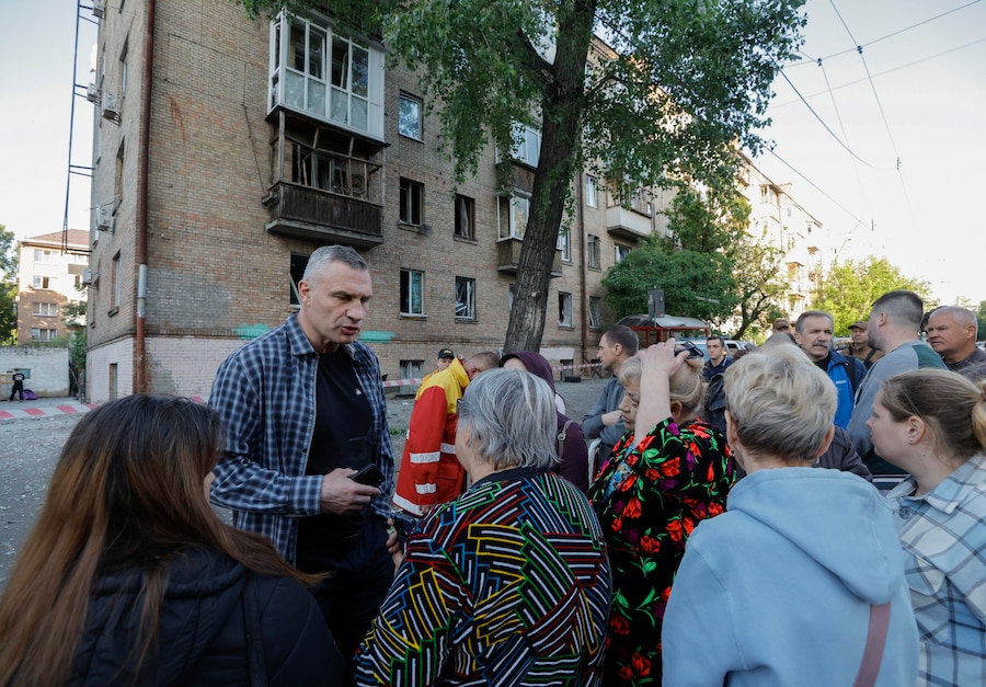 Il sindaco di Kiev Vitali Klitschko (secondo da sinistra) parla con i residenti nel luogo in cui un edificio residenziale è stato colpito da un attacco russo a Kiev, in Ucraina, il 24 maggio 2026, nel corso dell'invasione russa. Più di 600 droni e 90 missili hanno colpito diversi siti in tutta Kiev nella notte del 24 maggio, causando almeno due vittime confermate e più di 80 feriti, secondo il presidente ucraino Volodymyr Zelensky. EPA/SERGEY DOLZHENKO (EPA)