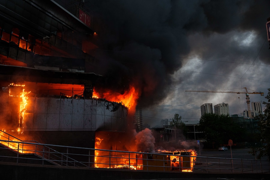 Un centro commerciale in fiamme dopo un attacco russo a Kiev, in Ucraina, domenica 24 maggio 2026. (Foto AP/Evgeniy Maloletka) (APN)