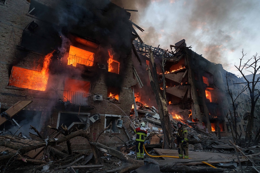 I soccorritori spengono un incendio in un edificio residenziale distrutto da un attacco russo a Kiev, in Ucraina, domenica 24 maggio 2026. (AP Photo/Evgeniy Maloletka) (APN)