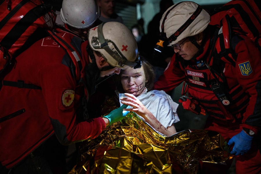 I volontari della Croce Rossa soccorrono una donna ferita in un rifugio dopo un attacco russo contro un quartiere residenziale di Kiev, in Ucraina, domenica 24 maggio 2026. (Foto AP/Evgeniy Maloletka) (APN)