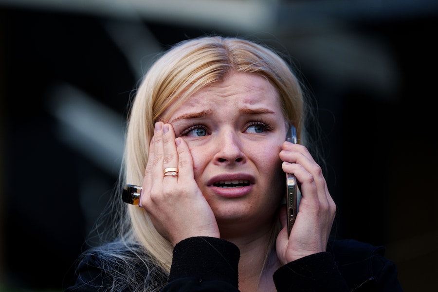 Una donna osserva la propria casa distrutta in seguito a un attacco russo a Kiev, in Ucraina, domenica 24 maggio 2026. (AP Photo/Evgeniy Maloletka) (APN)
