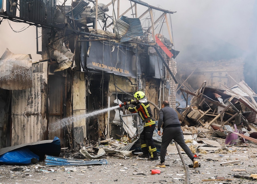I soccorritori ucraini sono al lavoro sul luogo di un attacco russo contro un centro commerciale a Kiev, in Ucraina, il 24 maggio 2026, nel corso dell'invasione russa. Secondo il presidente ucraino Volodymyr Zelensky, nella notte del 24 maggio oltre 600 droni e 90 missili hanno colpito diversi obiettivi in tutta Kiev, causando almeno due vittime accertate e più di 80 feriti. EPA/SERGEY DOLZHENKO (EPA)