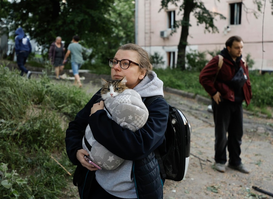 Una residente locale in compagnia del suo gatto sul luogo di un attacco russo contro un edificio residenziale a Kiev, in Ucraina, il 24 maggio 2026, nel corso dell'invasione russa. Più di 600 droni e 90 missili hanno colpito diversi siti in tutta Kiev nella notte del 24 maggio, causando almeno due vittime confermate e più di 80 feriti, secondo il presidente ucraino Volodymyr Zelensky. EPA/SERGEY DOLZHENKO (EPA)