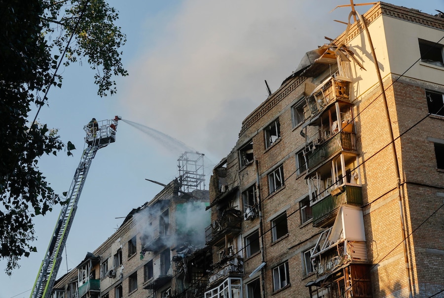 I soccorritori ucraini operano sul luogo di un attacco russo contro un edificio residenziale a Kiev, in Ucraina, il 24 maggio 2026, nel contesto dell'invasione russa. Più di 600 droni e 90 missili hanno colpito diversi siti in tutta Kiev nella notte del 24 maggio, causando almeno due vittime confermate e più di 80 feriti, secondo il presidente ucraino Volodymyr Zelensky. EPA/SERGEY DOLZHENKO (EPA)