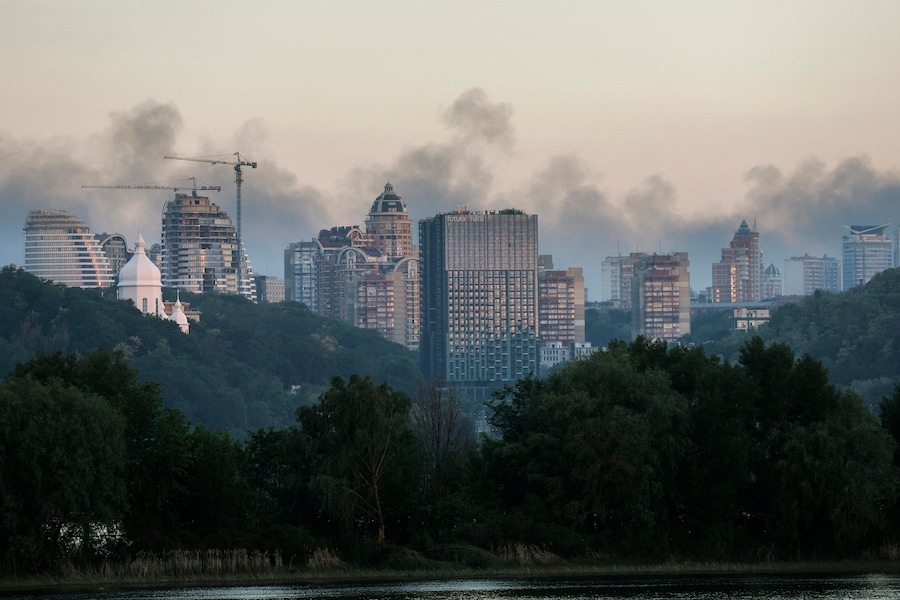 Il fumo si alza sullo skyline della città in seguito agli attacchi russi su Kiev, in Ucraina, il 24 maggio 2026, nel corso dell'invasione russa. Secondo il presidente ucraino Volodymyr Zelensky, nella notte del 24 maggio oltre 600 droni e 90 missili hanno colpito diversi obiettivi in tutta Kiev, causando almeno due vittime accertate e più di 80 feriti. EPA/SERGEY DOLZHENKO (EPA)