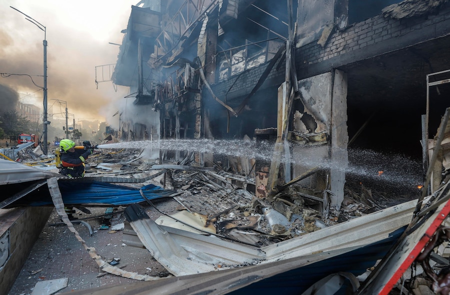 I soccorritori ucraini sono al lavoro sul luogo di un attacco russo contro un centro commerciale a Kiev, in Ucraina, il 24 maggio 2026, nel corso dell'invasione russa. Secondo il presidente ucraino Volodymyr Zelensky, nella notte del 24 maggio oltre 600 droni e 90 missili hanno colpito diversi obiettivi in tutta Kiev, causando almeno due vittime accertate e più di 80 feriti. EPA/SERGEY DOLZHENKO (EPA)