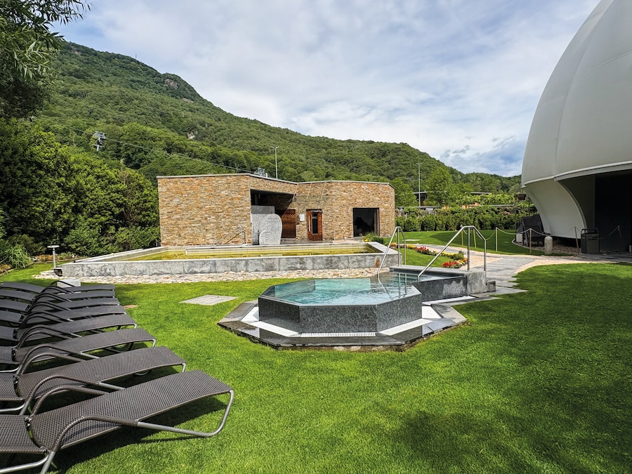 L’area Spa e wellness di Splash & Spa Tamaro vanta saune tematiche (del sale, dell’argilla, del Castagno ed esterna), un grande percorso Hammam con bagni turchi, poi docce peeling e la vasca con acqua calda e musica subacquea, una grotta della neve, una fontana del ghiaccio e un giardino attrezzato con idromassaggio vasca salina