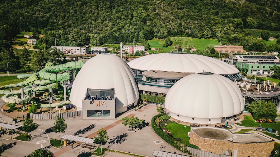 Splash & Spa Tamaro, a 10 minuti di auto da Lugano, è un grande centro benessere e ricreativo da 12mila mq, adatto sia per gli adulti sia per i bambini, in quanto l’area Spa e wellness è separata dai maxi scivoli acquatici per i piccoli