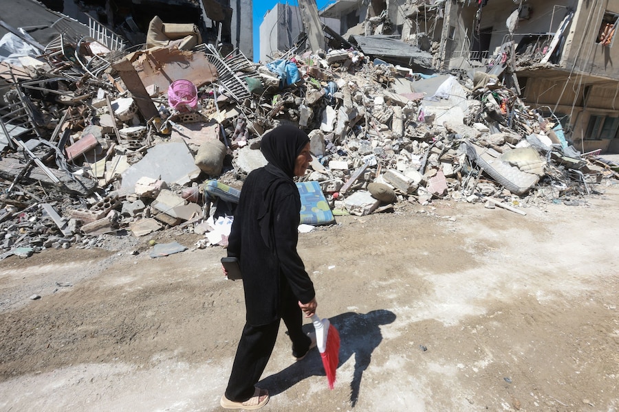 Una donna cammina tra le macerie nel luogo in cui si è verificato un attacco israeliano nella città meridionale di Tiro, in Libano. (REUTERS/Aziz Taher)