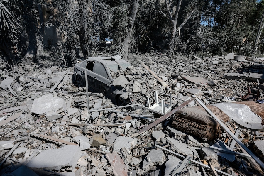 Un veicolo distrutto tra le macerie nel luogo in cui si è verificato un attacco israeliano nella città meridionale di Tiro, in Libano. (REUTERS/Aziz Taher)