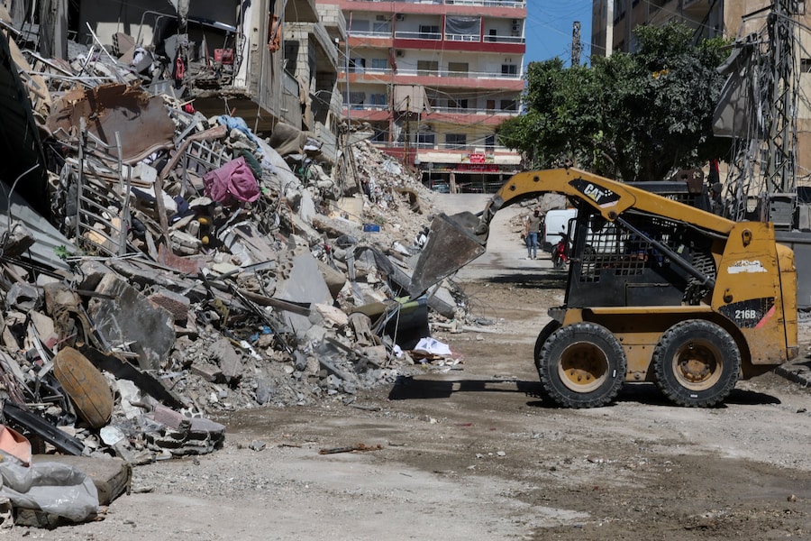 Macchine pesanti rimuovono le macerie nel luogo in cui si è verificato un attacco israeliano nella città meridionale di Tiro, in Libano. (REUTERS/Aziz Taher)