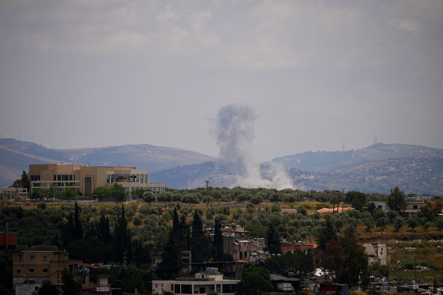 Colonne di fumo si levano dal Libano meridionale in seguito agli attacchi israeliani, come si vede da Nabatieh, Libano. (Reuters)