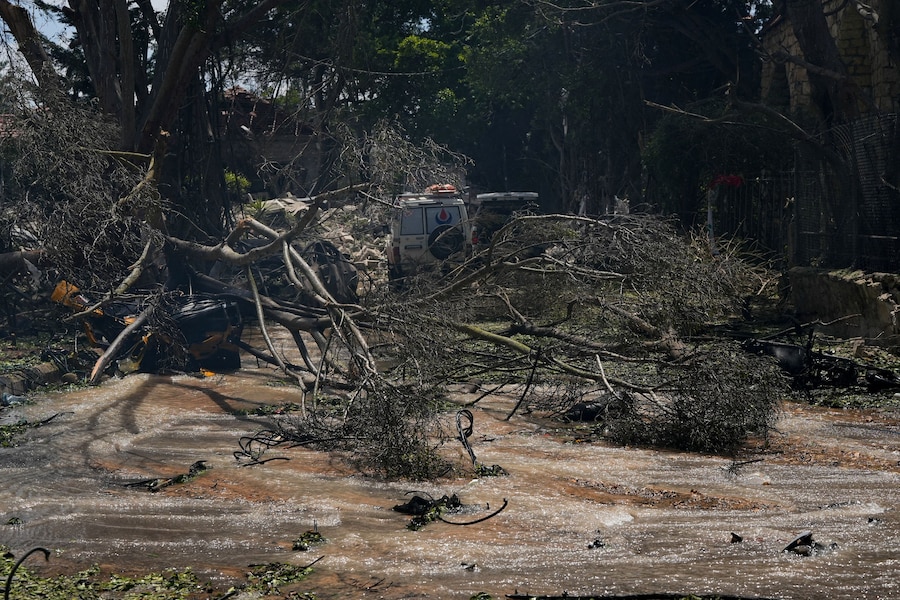 Un'ambulanza è parcheggiata sul luogo dell'attacco nel sud del Libano, in seguito a un bombardamento israeliano su Kfar Roummane, Libano. (REUTERS)