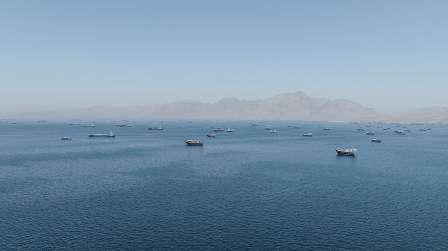 Una ripresa dal drone mostra le navi ancorate nello Stretto di Hormuz, vista da Musandam, in Oman. (REUTERS)