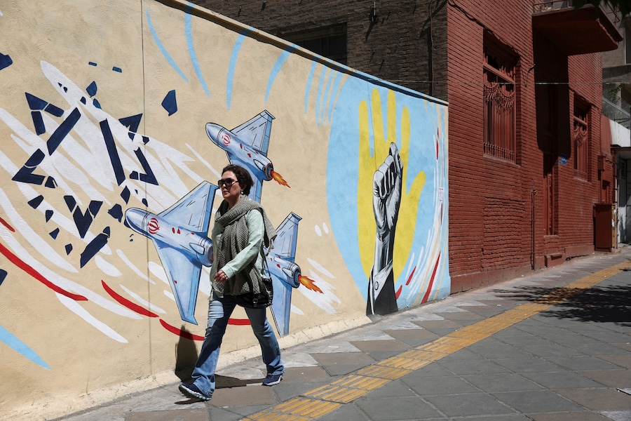 Una donna iraniana cammina accanto a un murale anti-israeliano in una strada di Teheran, in Iran, il 26 maggio 2026. Majid Asgaripour/WANA (West Asia News Agency) via REUTERS (via REUTERS)