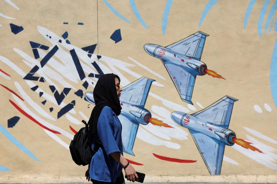 Una donna iraniana cammina accanto a un murale anti-israeliano in una strada di Teheran, in Iran, il 26 maggio 2026. Majid Asgaripour/WANA (West Asia News Agency) via REUTERS (via REUTERS)