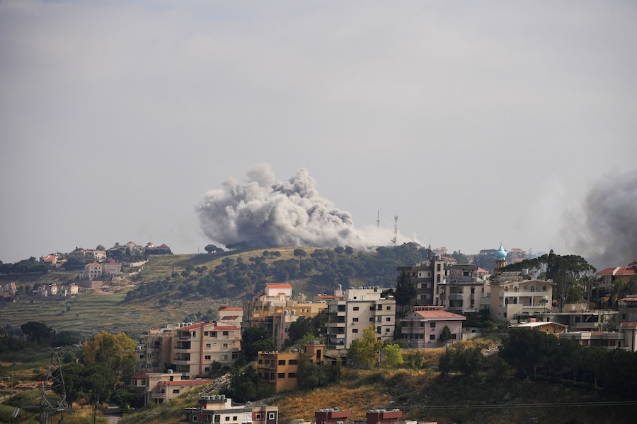 Colonne di fumo si levano in seguito a un attacco israeliano a Nabatieh, in Libano, il 26 maggio 2026. REUTERS/Stringer (REUTERS)